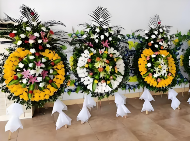 石家庄花圈寿衣出售电话：花圈静默诉说哀思的生命符号/>
<blockquote class=